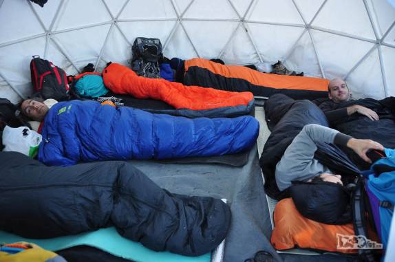 Preparando-se para dormir e estar descansado para a madrugada, quando iremos atacar o cume do Lanín, na região de Junín de Los Andes, na Argentina